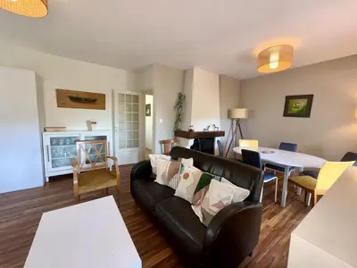 Coin salon dans l'établissement Maison 3 Chambres avec Jardin et Wi-Fi à 10 min de la Plage, Quartier Calme, Animaux Acceptés - FR-1-323-370