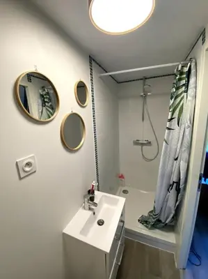 Salle de bains dans l'établissement Jolie maison pleine nature, 1-4 p, parking gratuit