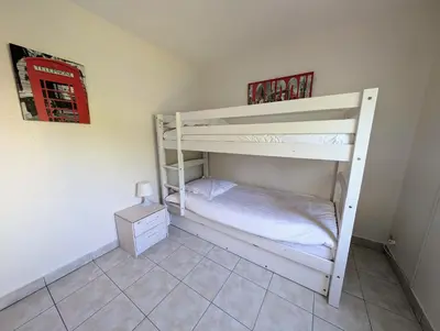 Un ou plusieurs lits dans un hébergement de l'établissement Appartement avec vue sur golf