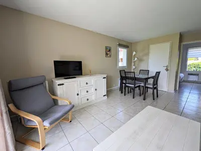 Télévision ou salle de divertissement dans l'établissement Appartement avec vue sur golf