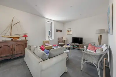Télévision ou salle de divertissement dans l'établissement 500m Plage des Libraires - Maison 4 chambres