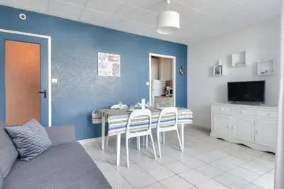 Télévision ou salle de divertissement dans l'établissement Parenthèse reposante tout près de la mer