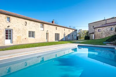 Piscine de l'établissement Le Petit Goulet Superbe Gite Campagne ou située à proximité
