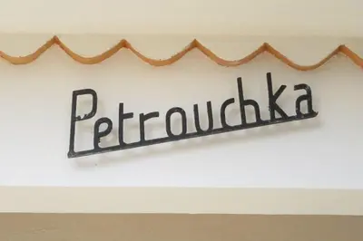 Certificat, récompense, panneau ou autre document affiché dans l'établissement Pétrouchka dans les pins