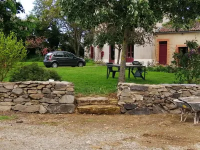 Jardin de l'établissement Charmant gîte familial avec jardin et Wifi, animaux admis - FR-1-622-77