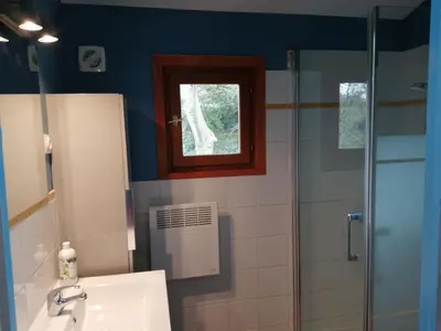 Salle de bains dans l'établissement Charmant gîte familial avec jardin et Wifi, animaux admis - FR-1-622-77