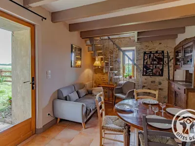 Coin salon dans l'établissement Gîte rustique avec 2 chambres, nature, animaux admis, wifi et parking - FR-1-622-78