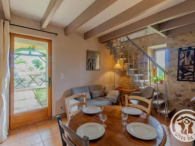 Coin salon dans l'établissement Gîte rustique avec 2 chambres, nature, animaux admis, wifi et parking - FR-1-622-78