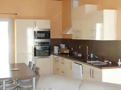 Cuisine ou kitchenette dans l'établissement Maison lumineuse avec jardin - 4 personnes - FR-1-540-286