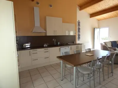 Cuisine ou kitchenette dans l'établissement Maison lumineuse avec jardin - 4 personnes - FR-1-540-286