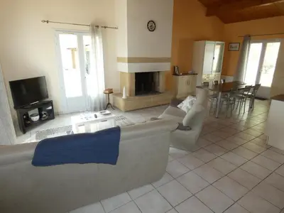 Coin salon dans l'établissement Maison lumineuse avec jardin - 4 personnes - FR-1-540-286