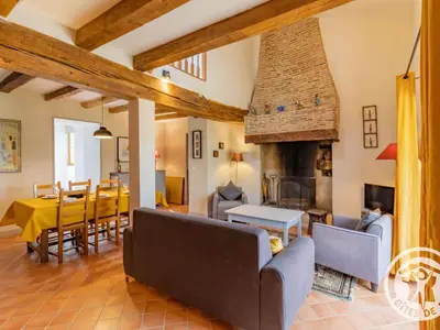 Coin salon dans l'établissement Gîte confortable 2 chambres avec jardin, animaux admis, Wifi, parking - FR-1-622-80