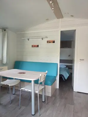 Coin salon dans l'établissement Cabane insolite, Mobil home Gîte, Chalet - Canal Nantes à Brest 40 minutes Nantes et Saint-Nazaire