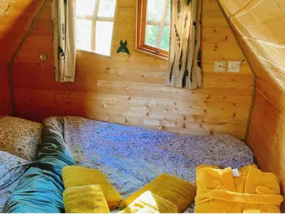 Un ou plusieurs lits dans un hébergement de l'établissement Cabane insolite, Mobil home Gîte, Chalet - Canal Nantes à Brest 40 minutes Nantes et Saint-Nazaire