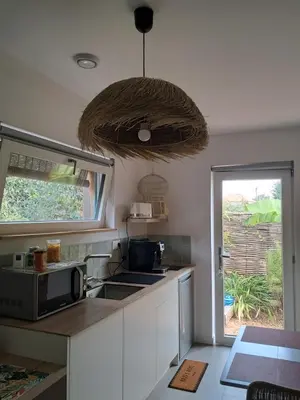 Cuisine ou kitchenette dans l'établissement La Bonbonnière en bois, Maison passive, Draps inclus, Parking sur rue facile & gratuit