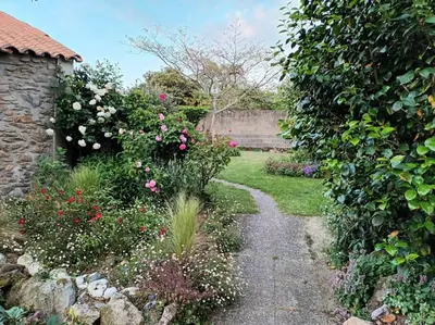 Jardin de l'établissement Gîte 80 m2 au calme et 20 mn de la mer