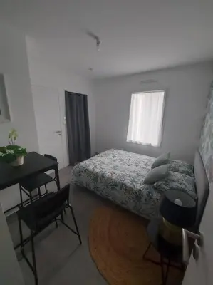 Un ou plusieurs lits dans un hébergement de l'établissement Studio 2 chambres chez particulier, avec entrée indépendante, proche du Puy Fou, encas du matin offert