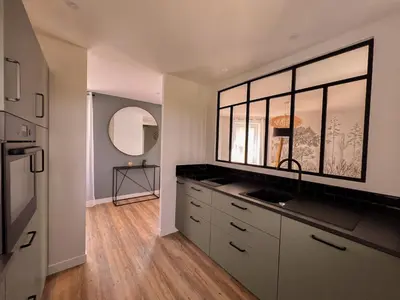 Cuisine ou kitchenette dans l'établissement Au Roupillon du Canal