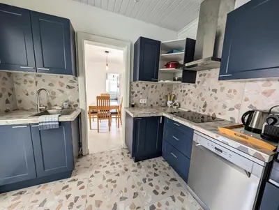 Cuisine ou kitchenette dans l'établissement Charmante Maison au centre-ville