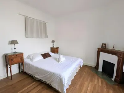 Un ou plusieurs lits dans un hébergement de l'établissement Charmante Maison au centre-ville