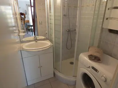 Salle de bains dans l'établissement Maison avec Piscine et Wifi à Notre-Dame-de-Monts - 5 pers. - FR-1-540-289