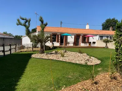 Jardin de l'établissement Deux charmantes maisons proche de l'océan.