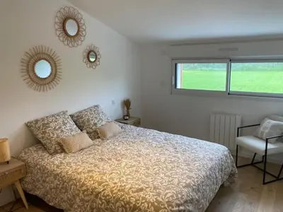 Un ou plusieurs lits dans un hébergement de l'établissement Deux charmantes maisons proche de l'océan.