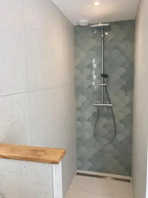 Salle de bains dans l'établissement Deux charmantes maisons proche de l'océan.