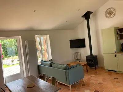 Télévision ou salle de divertissement dans l'établissement Deux charmantes maisons proche de l'océan.