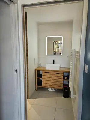 Télévision ou salle de divertissement dans l'établissement La Petite Grange