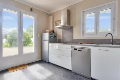 Cuisine ou kitchenette dans l'établissement 800m de la plage - Maison 4 adultes - 4 enfants