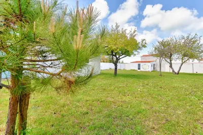 Jardin de l'établissement 800m de la plage - Maison 4 adultes - 4 enfants