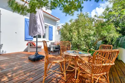 Balcon ou terrasse dans l'établissement 800m de la plage - Maison 4 adultes - 4 enfants
