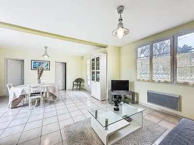 Télévision ou salle de divertissement dans l'établissement Holiday Home La Vague Abonde by Interhome