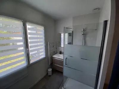 Salle de bains dans l'établissement La Piastre Location à la semaine