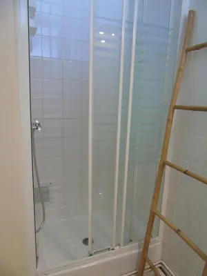 Salle de bains dans l'établissement Les Pampres
