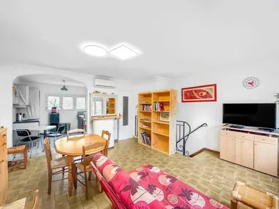 Télévision ou salle de divertissement dans l'établissement Maison charmante à Saint-Herblain avec jardin privé