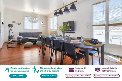 Coin salon dans l'établissement Maison pour 10 avec piscine chauffée