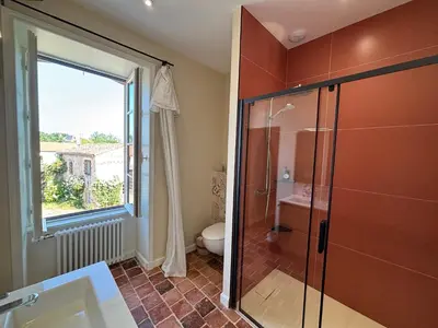 Salle de bains dans l'établissement Le Prieuré Saint Pierre, gîtes et chambres d'hôtes dans un parc classé