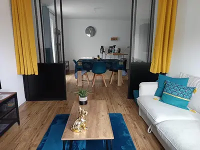 Coin salon dans l'établissement L'Atelier Bleu - Cosy et Lumineux