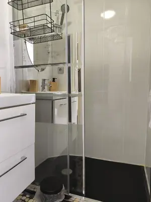 Salle de bains dans l'établissement logement Cholet proche puydufou