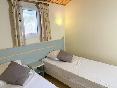 Un ou plusieurs lits dans un hébergement de l'établissement Maison de vacances boisée 2 chambres avec terrasse - FR-1-323-541
