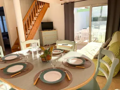 Coin salon dans l'établissement Maison de vacances boisée 2 chambres avec terrasse - FR-1-323-541