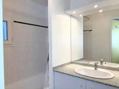 Salle de bains dans l'établissement Maison de vacances boisée 2 chambres avec terrasse - FR-1-323-541