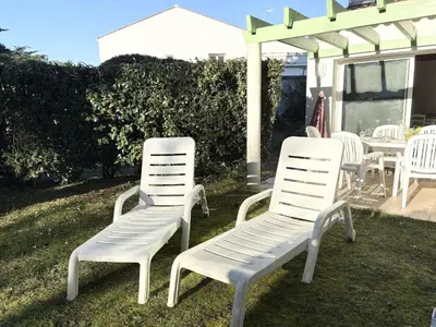Jardin de l'établissement Maison de vacances boisée 2 chambres avec terrasse - FR-1-323-541
