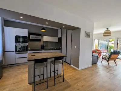 Cuisine ou kitchenette dans l'établissement Maison spacieuse avec jardin proche plage & centre