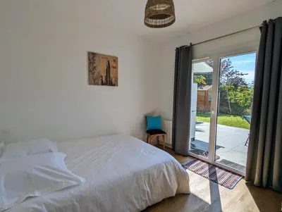 Un ou plusieurs lits dans un hébergement de l'établissement Maison spacieuse avec jardin proche plage & centre