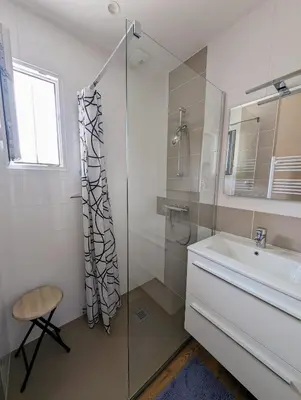 Salle de bains dans l'établissement Maison spacieuse avec jardin proche plage & centre