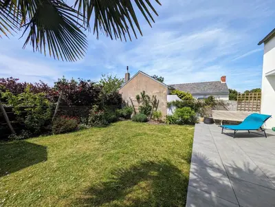 Jardin de l'établissement Maison spacieuse avec jardin proche plage & centre