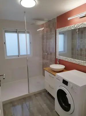 Salle de bains dans l'établissement Longère à Saint Michel chef chef